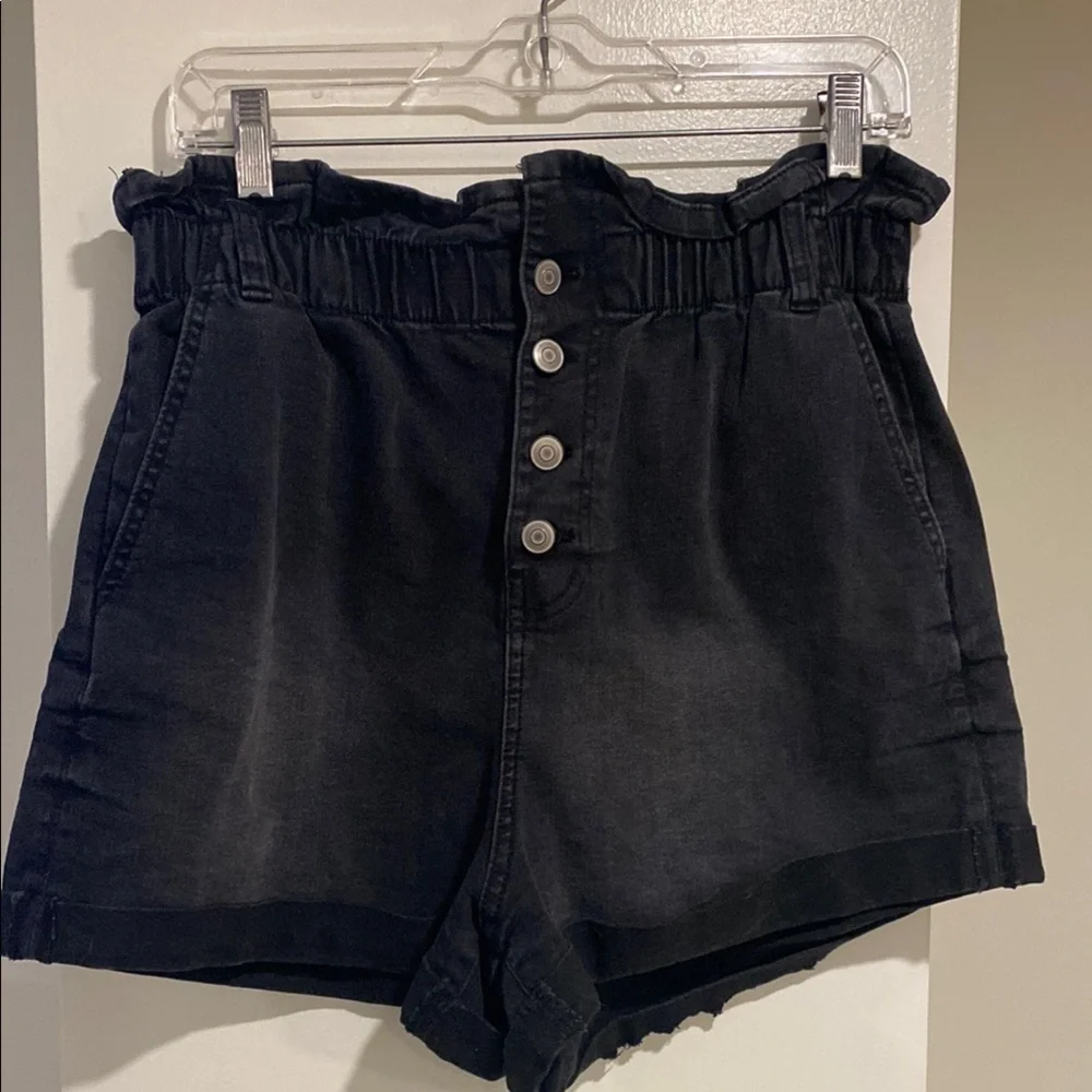 No Boundaries black high waisted button fly shorts. Size L